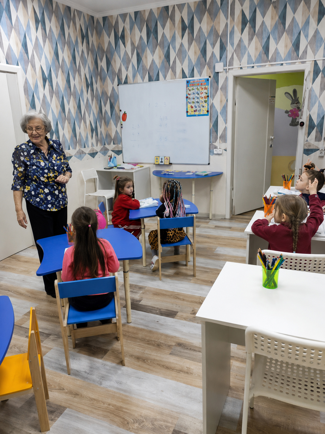 Педагог и ребёнок на занятии в центре Теремок